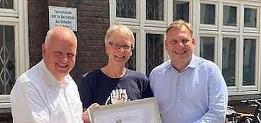 Jan Pörksen, Thomas Lütke (ADFC-Hamburg) und Volker Wiedemann mit dem Zeritfikat für Fahrradfreundliche Arbeitgeber in Gold.