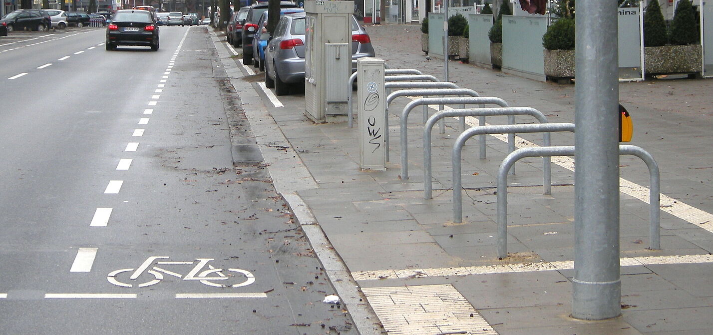 Fahrradparkplätze im Bereich der Geschäfte