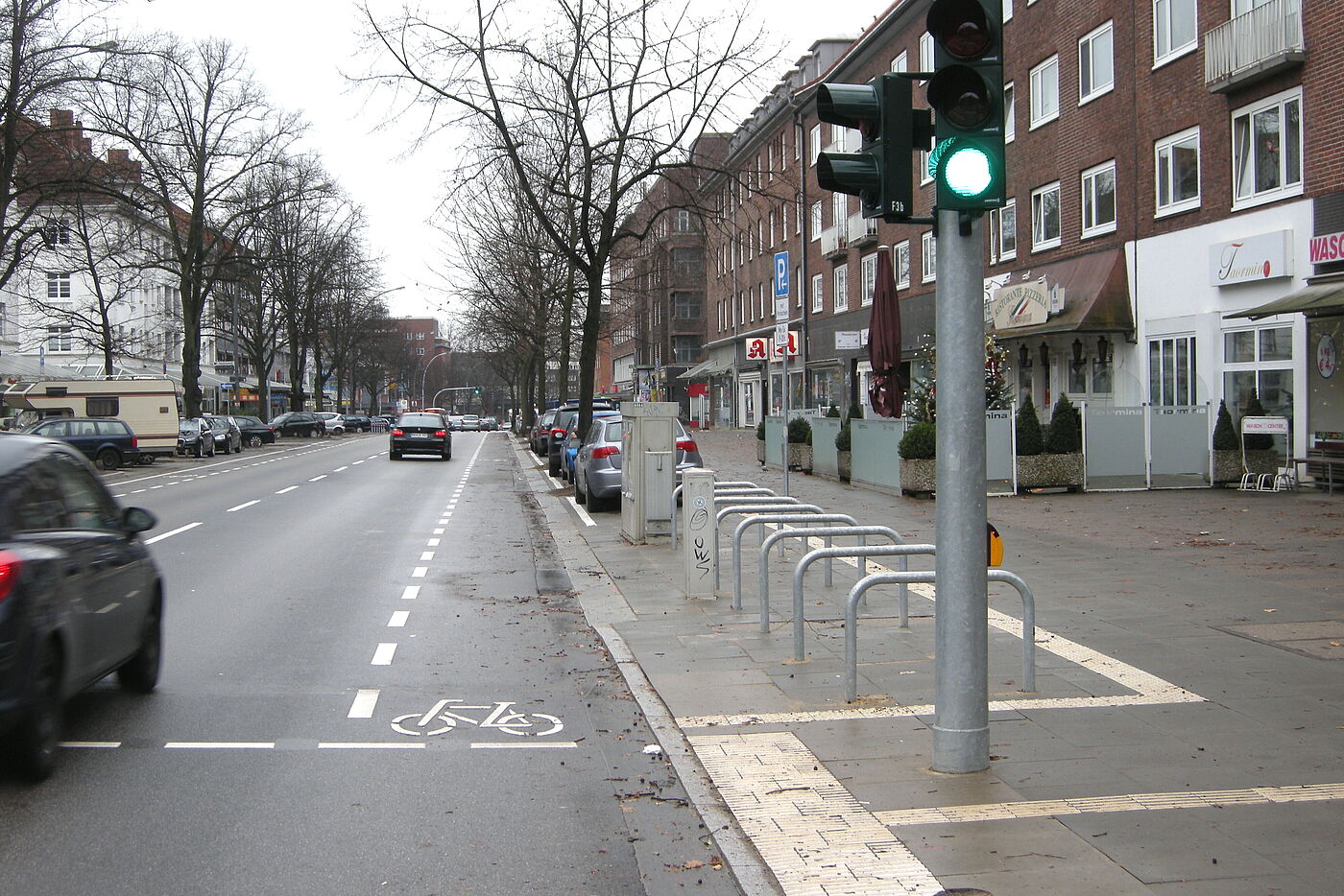 Fahrradparkplätze im Bereich der Geschäfte