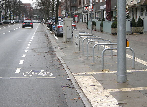 Fahrradparkplätze im Bereich der Geschäfte