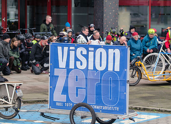 Ein Fahrradanhänger mit einem Transparent un der Aufschrift Vision Zero