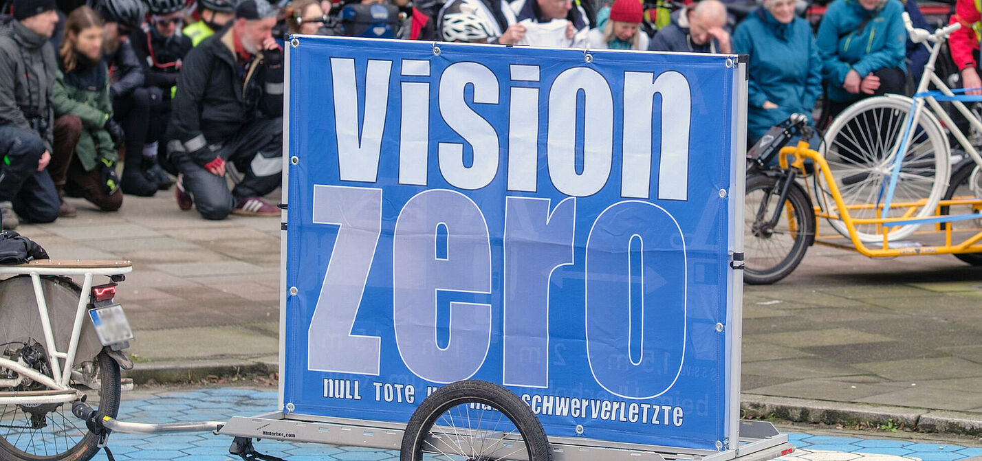 Ein Fahrradanhänger mit einem Transparent un der Aufschrift Vision Zero