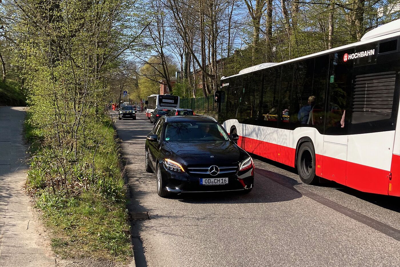 relativ enge, zweistreifige Fahrbahn mit Bus- und Radverkehr
