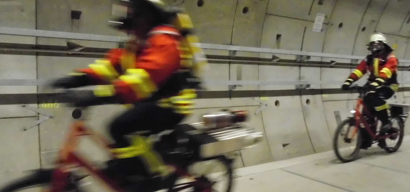 Zwei E-Bikes als Feuerwehrfahrzeuge im Tunnel beim Desy