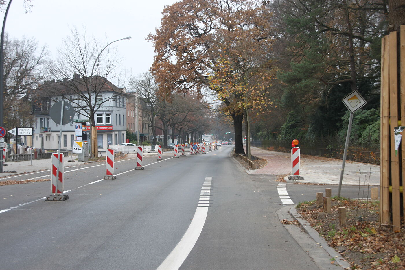 Der Radfahrstreifen in der Fuhlsbüttler Straße endet in nördlicher Richtung auf Höhe Redderplatz als Weiche (Dezember 2014)