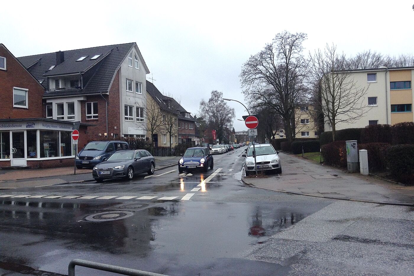 Maimoorweg. Zuvor war ein gegenläufiger Radweg bzw. ein gemeinsamer Geh- und Radweg vorhanden. Die Freigabe der Fahrbahn wird nun mit einem kurzen Radfahrstreifen unterstützt (März 2016)