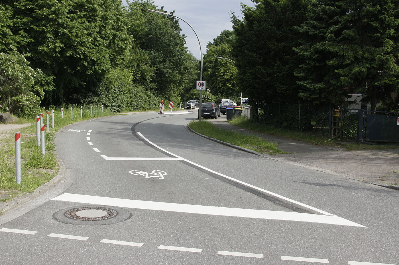 Jenfelder Straße (Richtung West)/Schimmelmannstraße/Kuehnstraße. Ein wegen der vorhandenen Kreuzungsgeometrie etwas »schiefer« Aufstellbereich vor den Kfz.