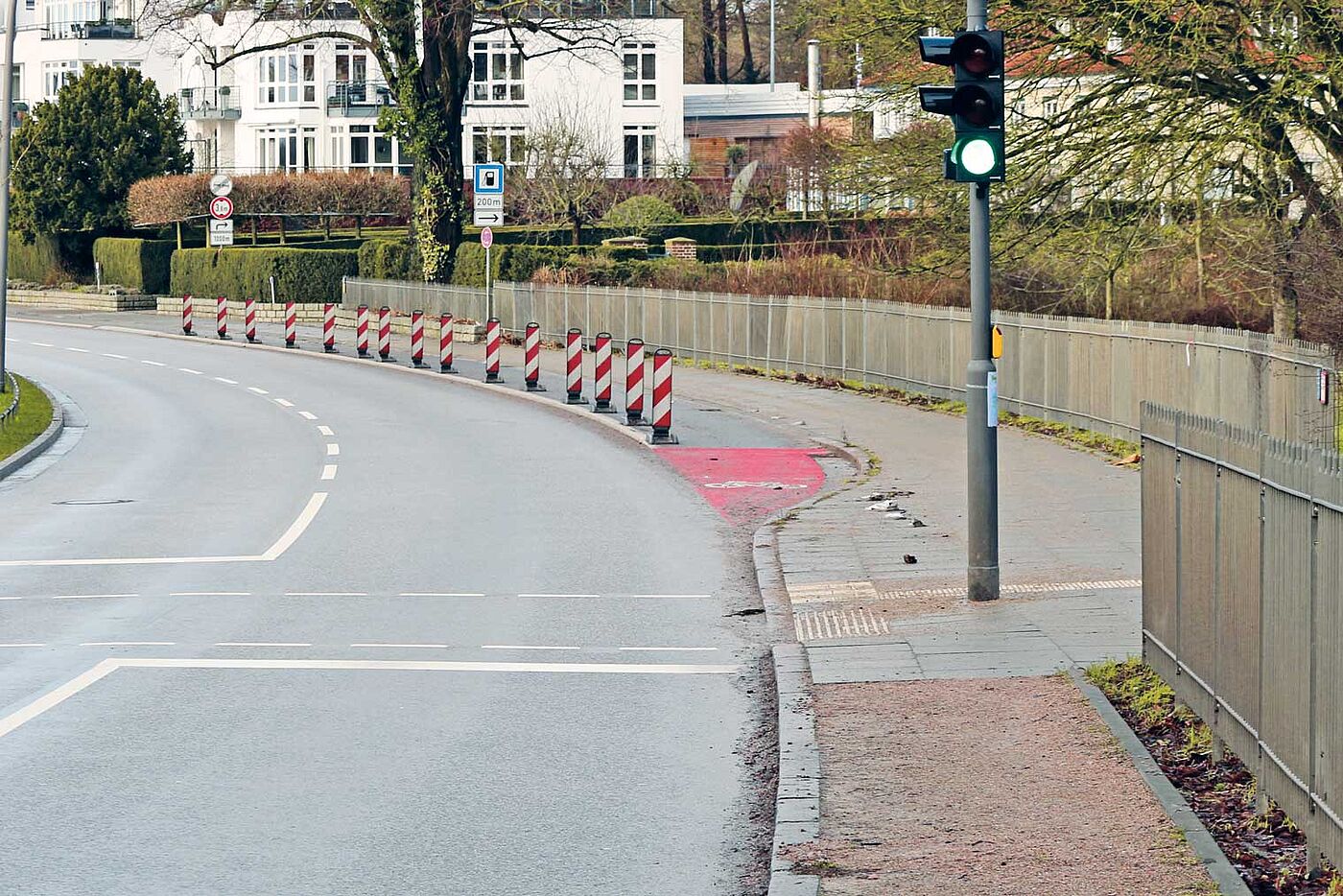 Die Aufleitung von der Fahrbahn auf den Radweg beim Jenischpark hat sich als Unfallschwerpunkt erwiesen. Sie soll daher Anfang 2024 nachgebessert werden.