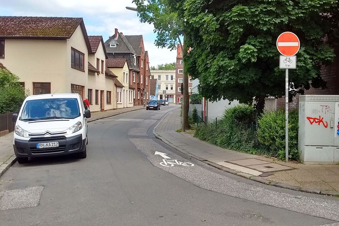 Bleichertwiete in Bergedorf: Der 100 m lange Einbahnstraßenabschnitt wurde an beiden Enden mit Piktogrammen auf der Fahrbahn versehen. (Juli 2017)