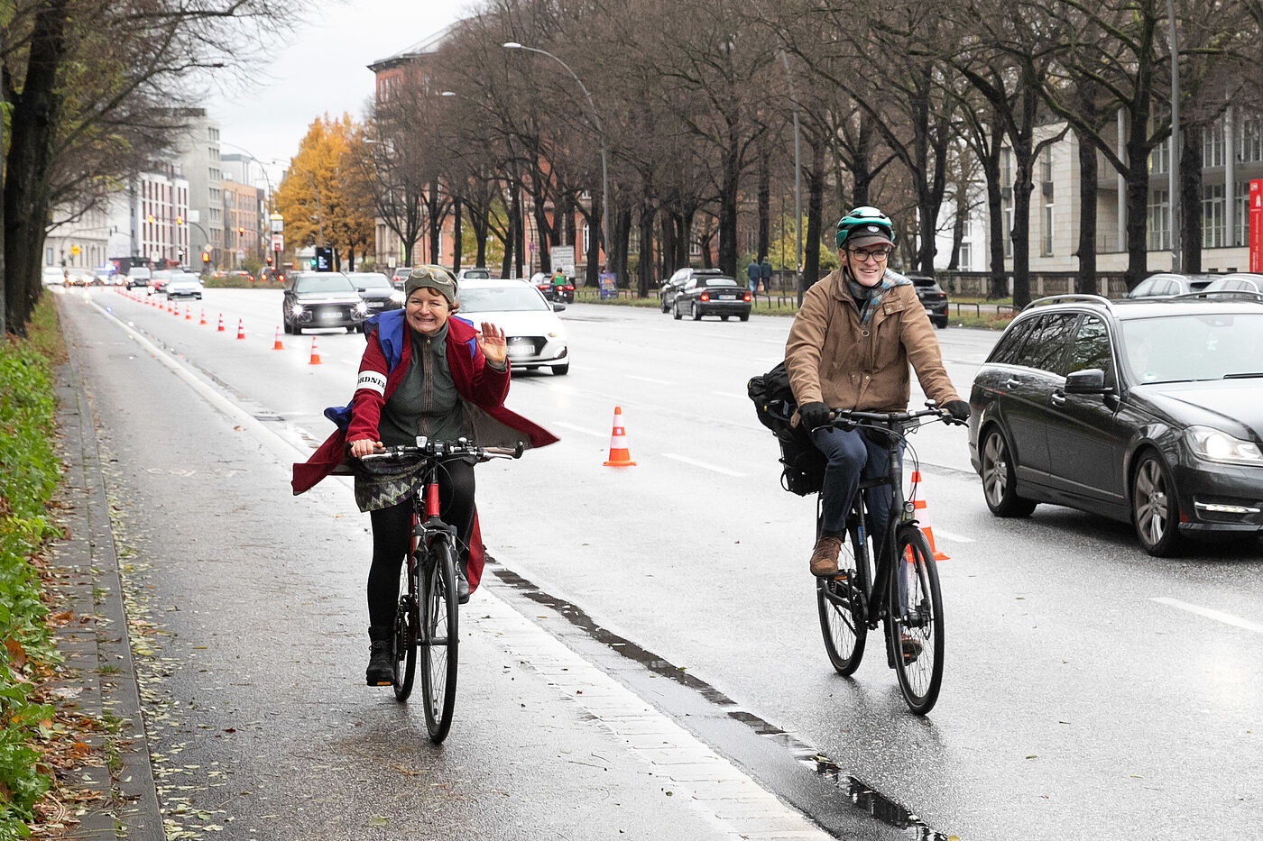 Radfahrende überholen auf der Pop-Up-Bikelane