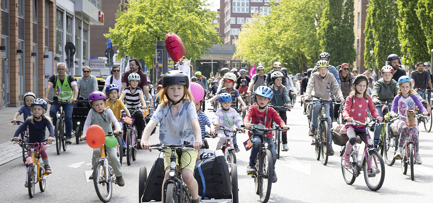 Kinder bei einer Fahrraddemo
