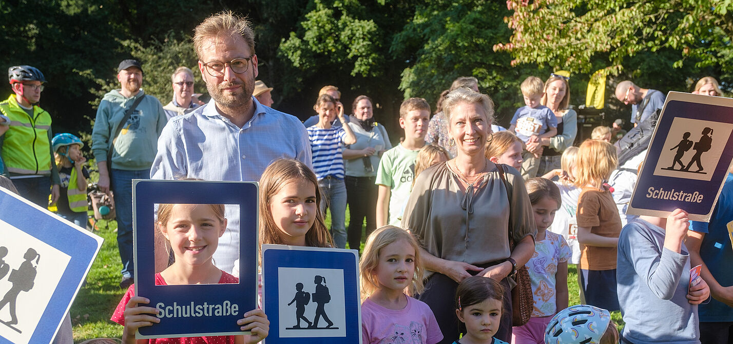 2024-09-22_Kidical_Mass__c__Kay_Brockmann Teilnehmende der Kidical Mass mit Senator Kerstan