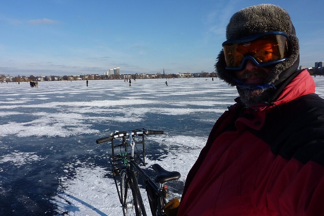 Mit dem Fahrrad auf der Alster