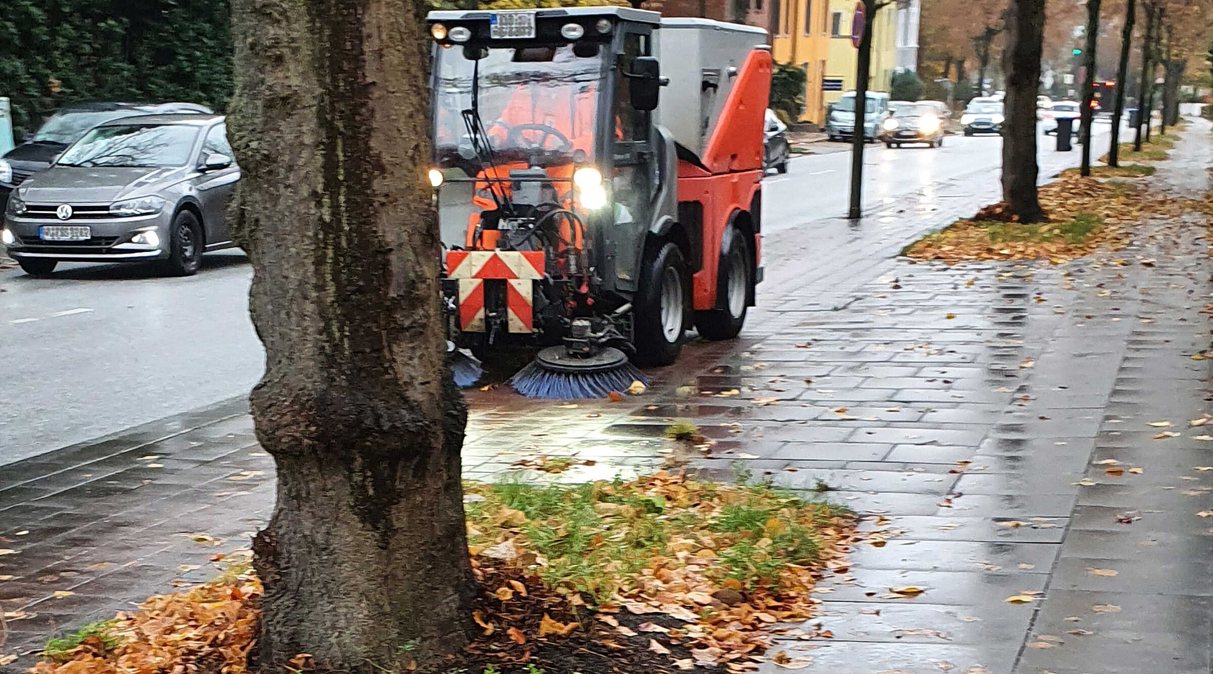 Die Stadtreinigung bei der Arbeit mit Kehrfahrzeug auf einem Radweg