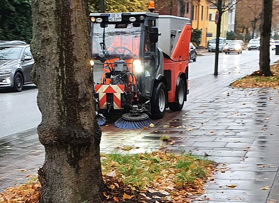 Die Stadtreinigung bei der Arbeit mit Kehrfahrzeug auf einem Radweg