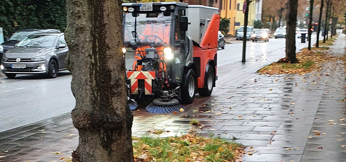 Radwegreinigung Die Stadtreinigung bei der Arbeit mit Kehrfahrzeug auf einem Radweg