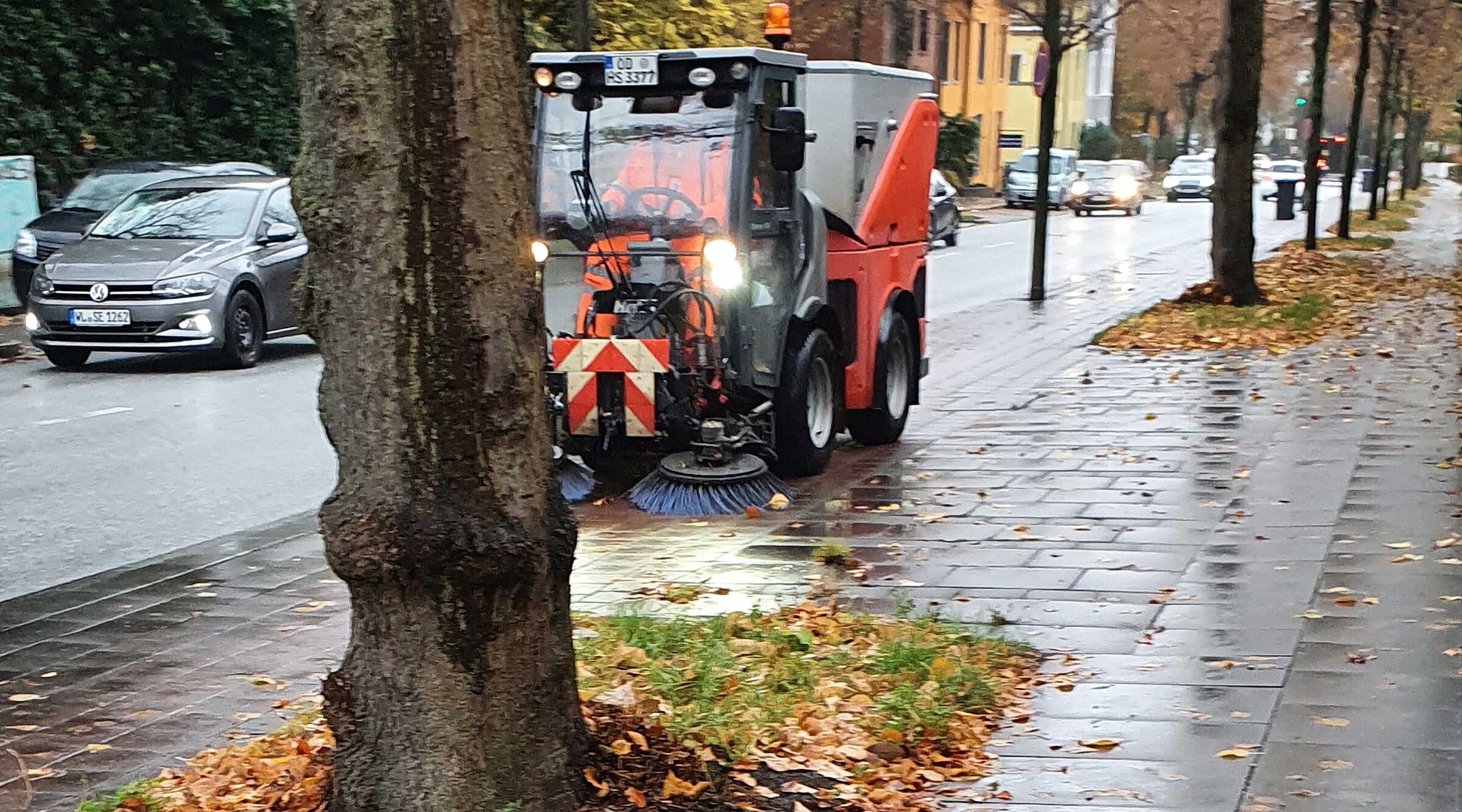 Die Stadtreinigung bei der Arbeit mit Kehrfahrzeug auf einem Radweg