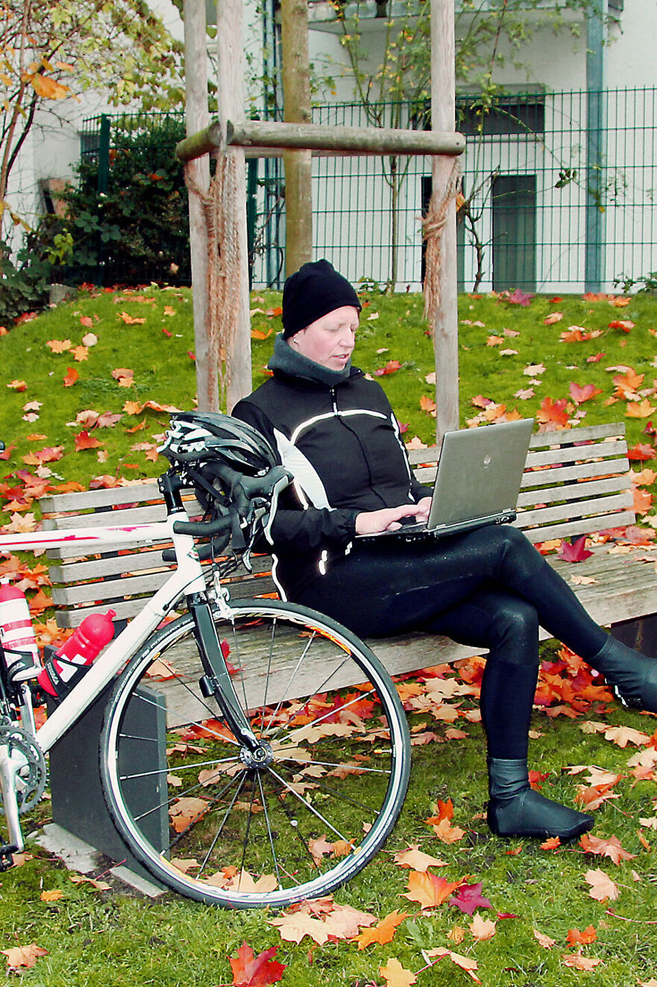 Iris_Rennrad-Webrelaunch Rennradfahrerin schaut auf Laptop - Webseiten-Relaunch 2020