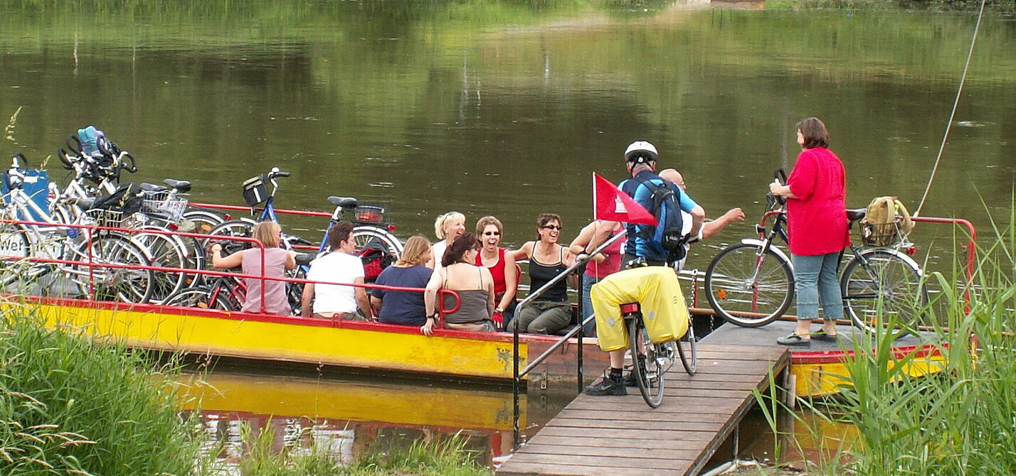 Gruppe von Radfahrern beim Übersetzen eines Flusses