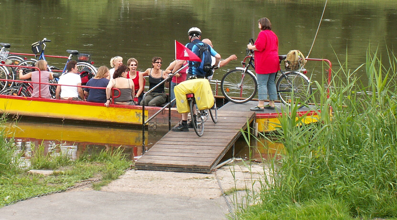 Gruppe von Radfahrern beim Übersetzen eines Flusses