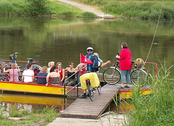 Gruppe von Radfahrern beim Übersetzen eines Flusses
