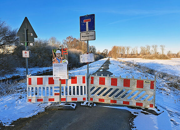Absperrung auf dem Morrburger Hinterdeich