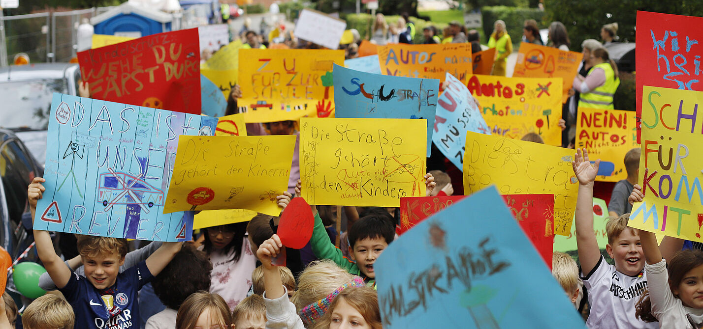 Kinder demonstrieren für sichere Schulwege