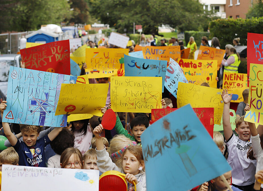 Kinder demonstrieren für sichere Schulwege Kinder demonstrieren für sichere Schulwege