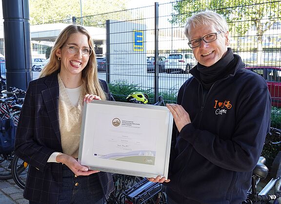 Marie Weiss bekommt ein gerahmtes Zertifkat von Thomas Lütke überreicht