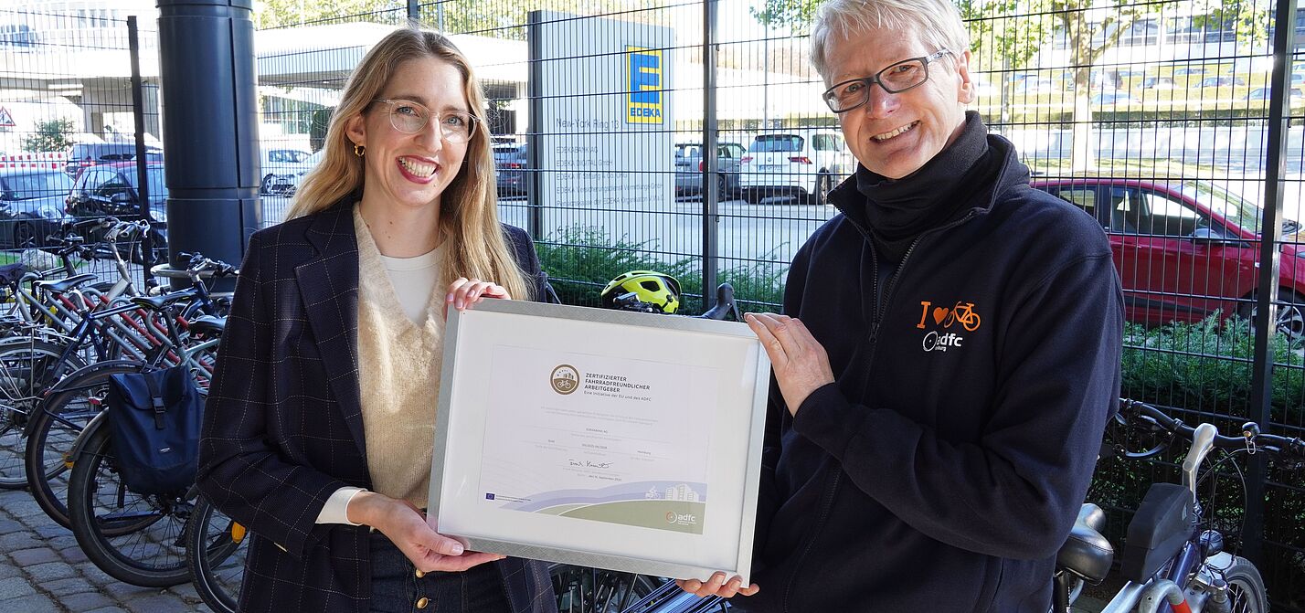Marie Weiss bekommt ein gerahmtes Zertifkat von Thomas Lütke überreicht