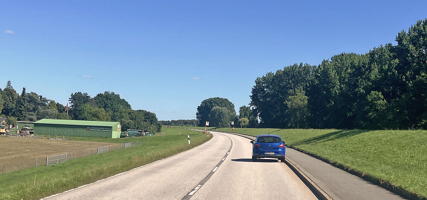 Parkendes Auto am Deich