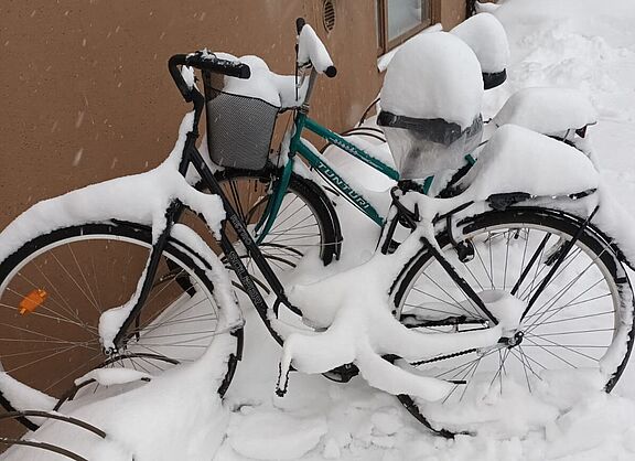 verschneite Fahrräder