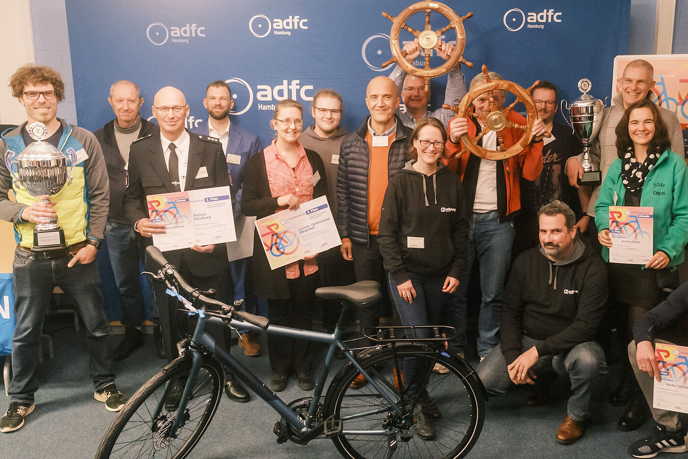 Gruppenbild mit Fahrrad im Vordergrund