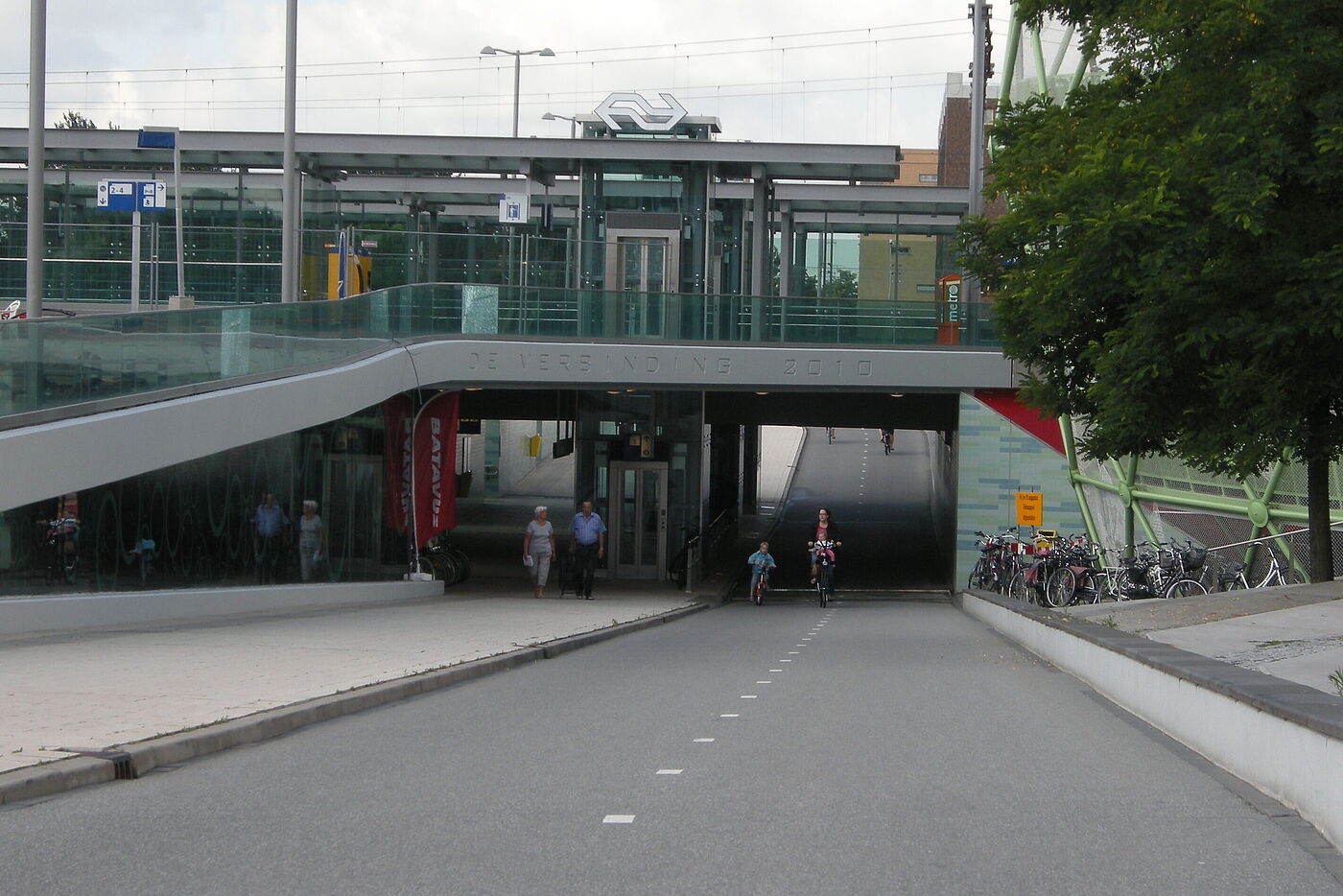 Eine ca. 3,5 m breite Asphaltfahrbahn führt gerade und ohne Hindernisse unter den Gleisanlagen durch. Neben dieser Fahrbahn befindet sich ein ca. 2,8 m breiter Gehweg.