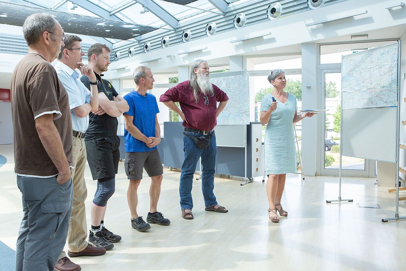 Gruppe von Menschen vor Whiteboard