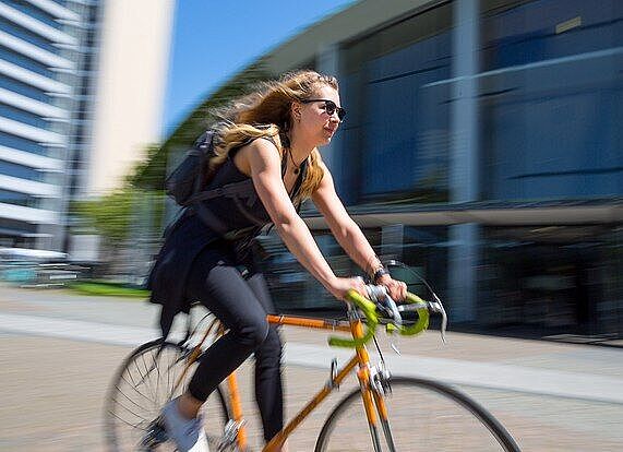 Radfahrende auf dem Uni Campus