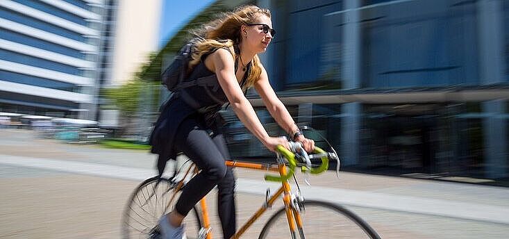 Radfahrende auf dem Uni Campus