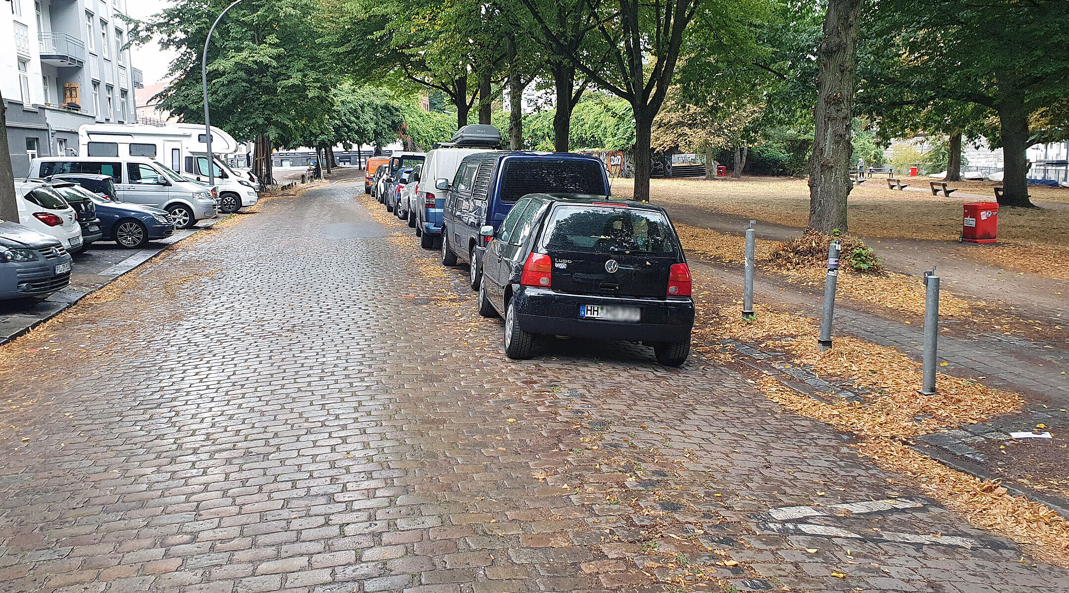 Autos parken dort, wo Fahrradwege gebaut werden sollten.