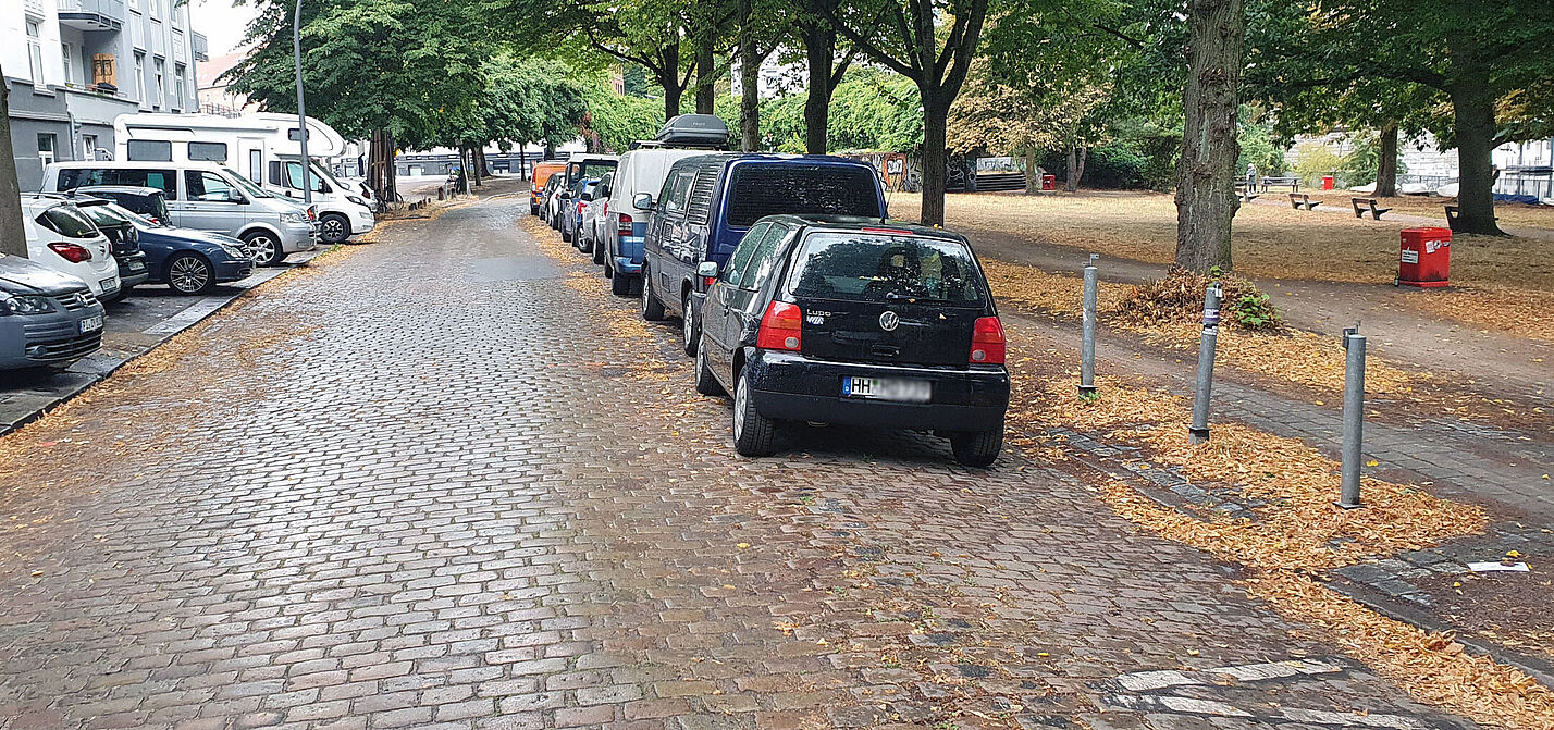 Autos parken dort, wo Fahrradwege gebaut werden sollten.