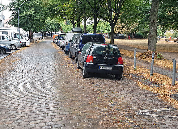 Osterbekstrasse Autos parken dort, wo Fahrradwege gebaut werden sollten.