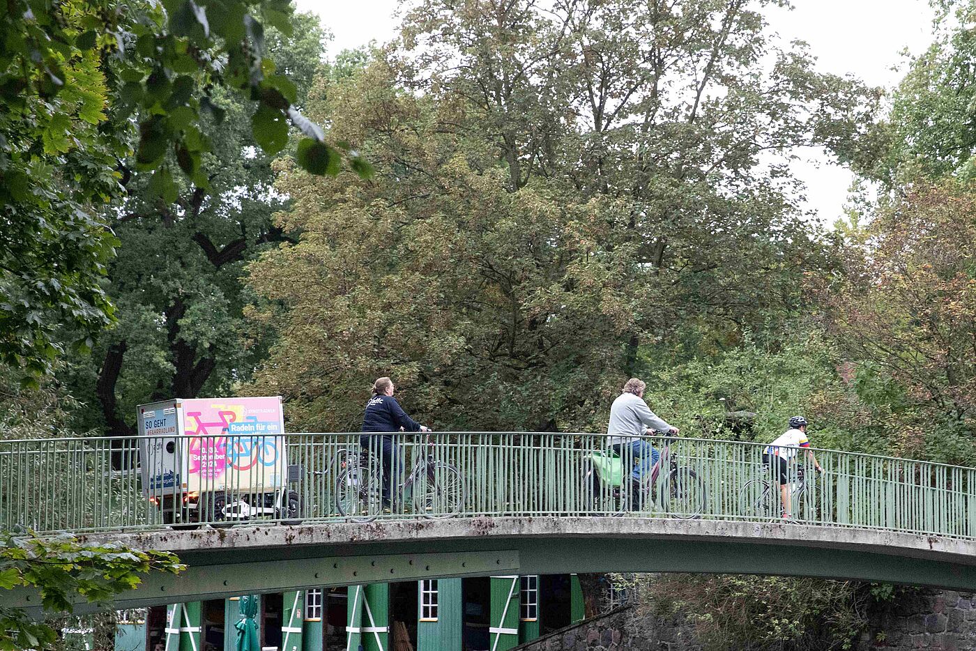 Fahrradanhänger auf Brücke