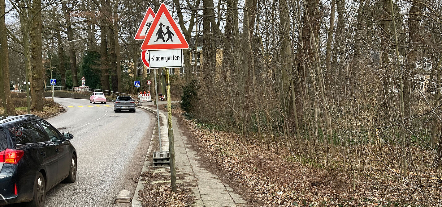 Keine Möglichkeit für Radfahrende in der Reventlowstraße