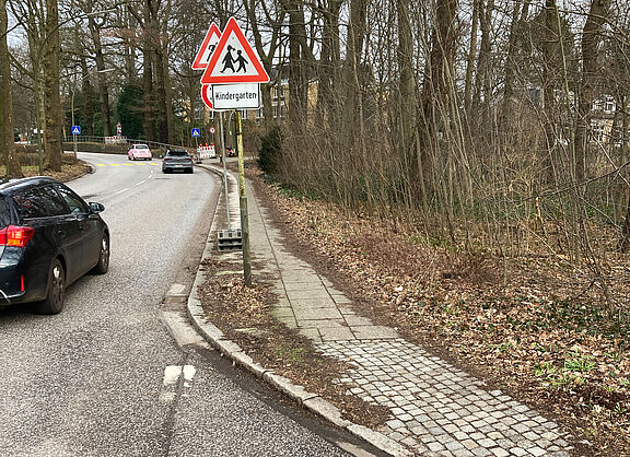 Keine Möglichkeit für Radfahrende in der Reventlowstraße