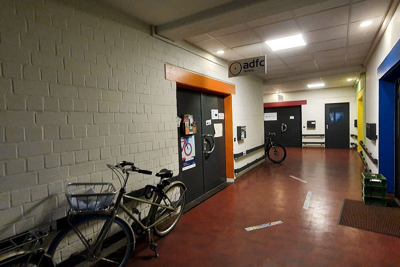 Die heutige Geschäftsstelle, Inneneingang mit Fahrradparkplätzen