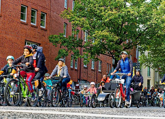 Eine Demonstration mit Kindern und Erwachsenen auf Fahrrädern