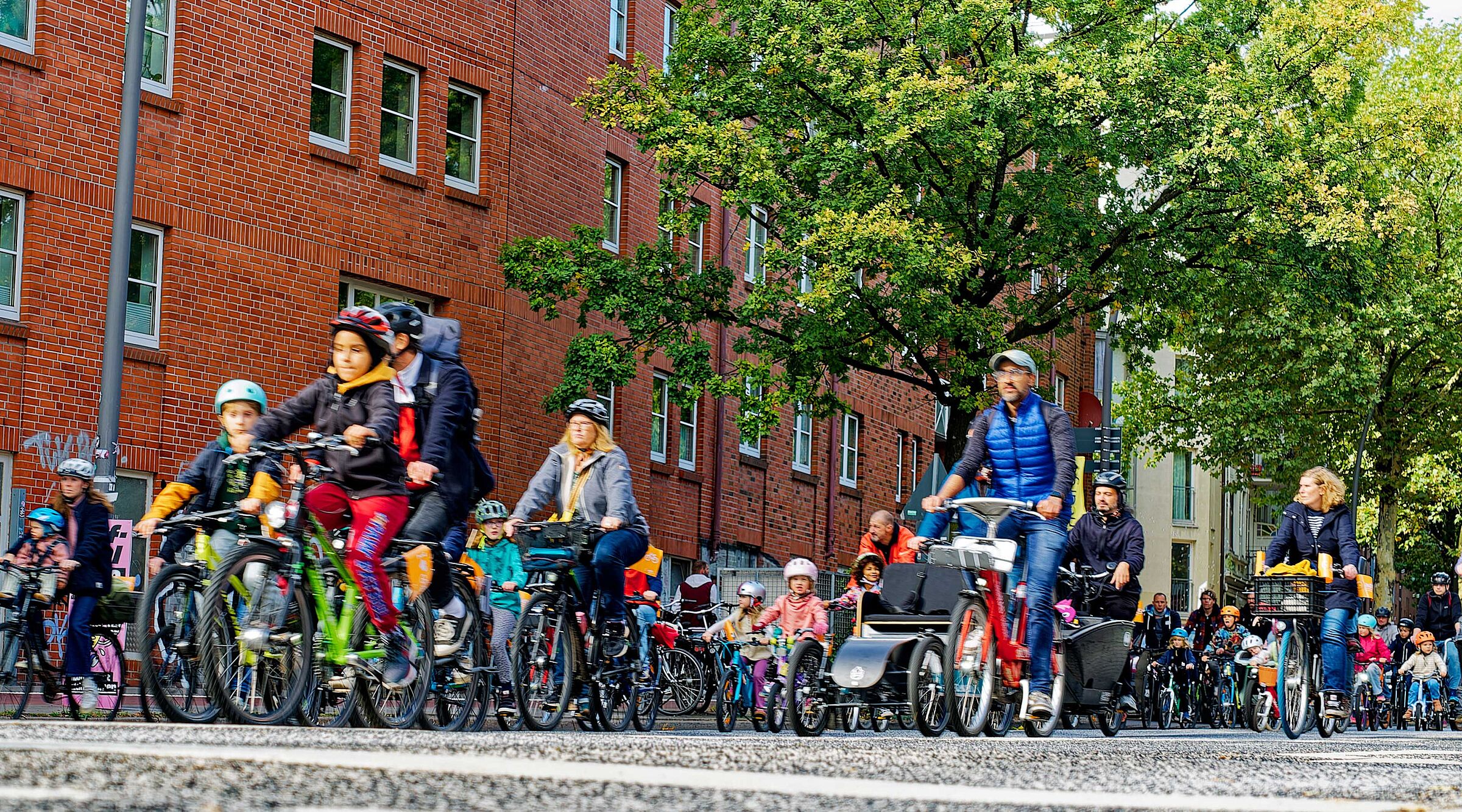 Eine Demonstration mit Kindern und Erwachsenen auf Fahrrädern