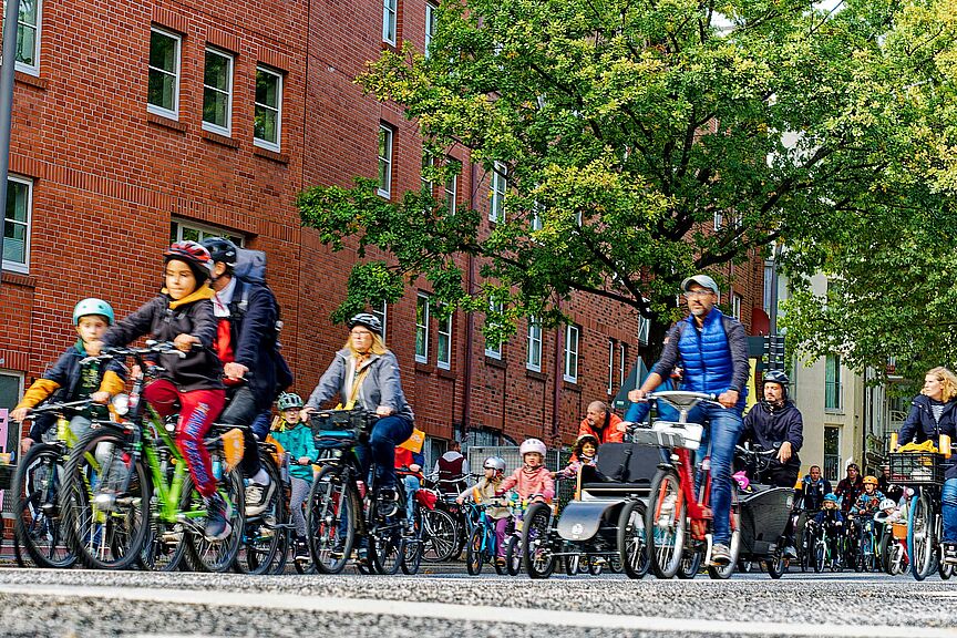 KidcalMess Eine Demonstration mit Kindern und Erwachsenen auf Fahrrädern