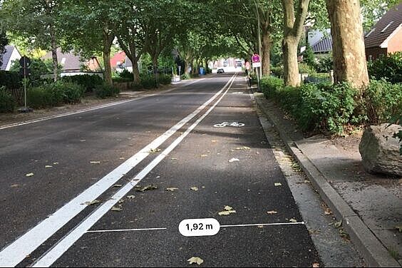 breiter, neuer Radfahrstreifen