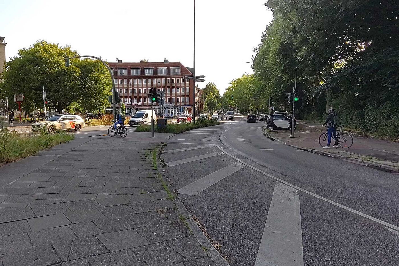Um von der Mühlen- in die Krausestraße zu gelangen, müssen Radfahrende weit verschwenkt erst den Rechtsabbieger überqueren und dann an der Stormarner Straße nochmals warten. Kfz fahren einfach geradeaus. Daran und an den Wartezeiten soll sich erst einmal nichts ändern.