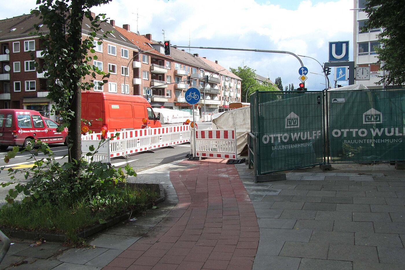 Fahrtrichtung Osten, stadtauswärts, Radweg wird abgeleitet auf die Fahrbahn. Kfz-Fahrstreien ist durch Baken abgetrennt